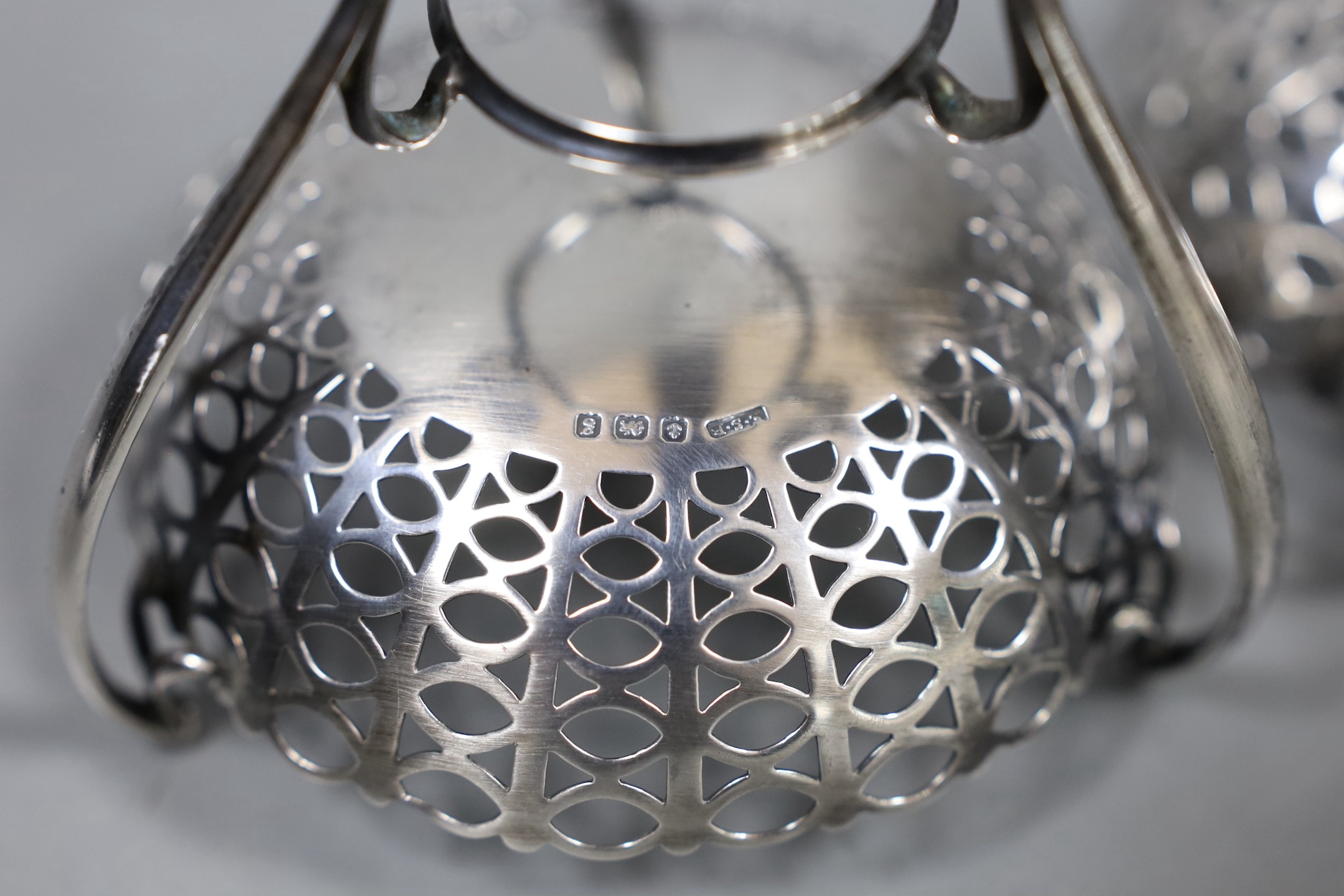 A pair of Edwardian pierced silver bon bon dishes, on raised tripod supports, E.S. Barnsley & Co, Birmingham, 1906, height 81mm, 5.8oz.